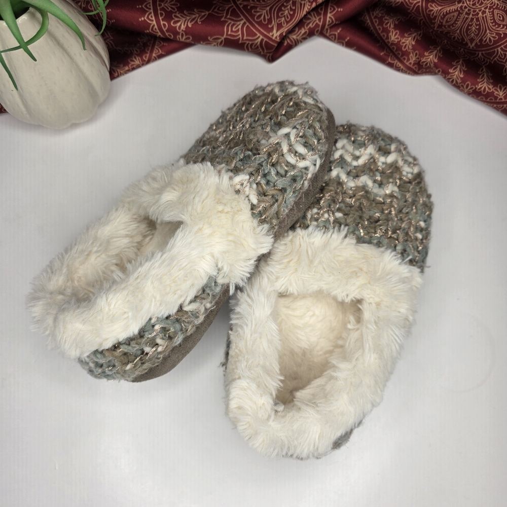 Fuzzy Slippers Size 5-6 Gray Tan